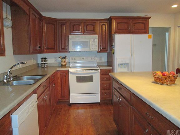 4th image of 1103 Hillsboro Ct
