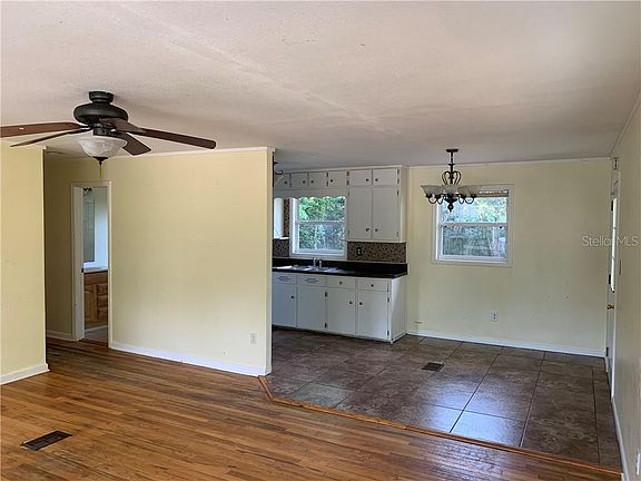 4th image of 400 Forest St
