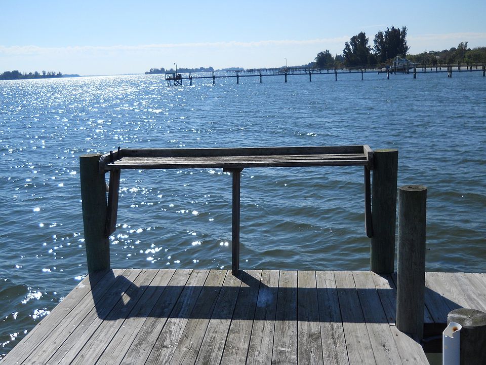 WATERFRONT 2/1 HOME / Guest Efficiency/ Dock/ 1200 S.F.Detat
