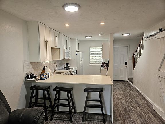 2nd image of 1583 Jacks Dr #A