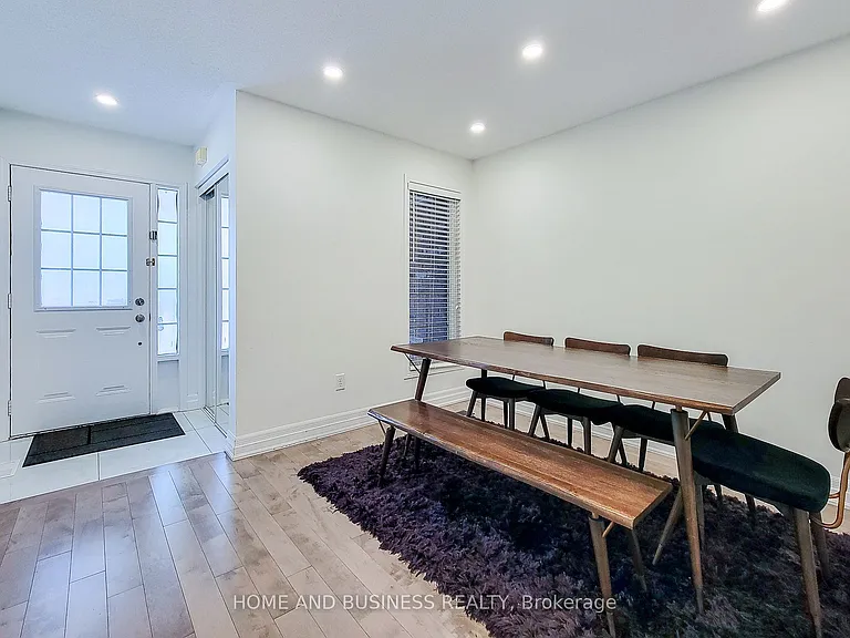 2374 Baintree Cres — Photo 6
