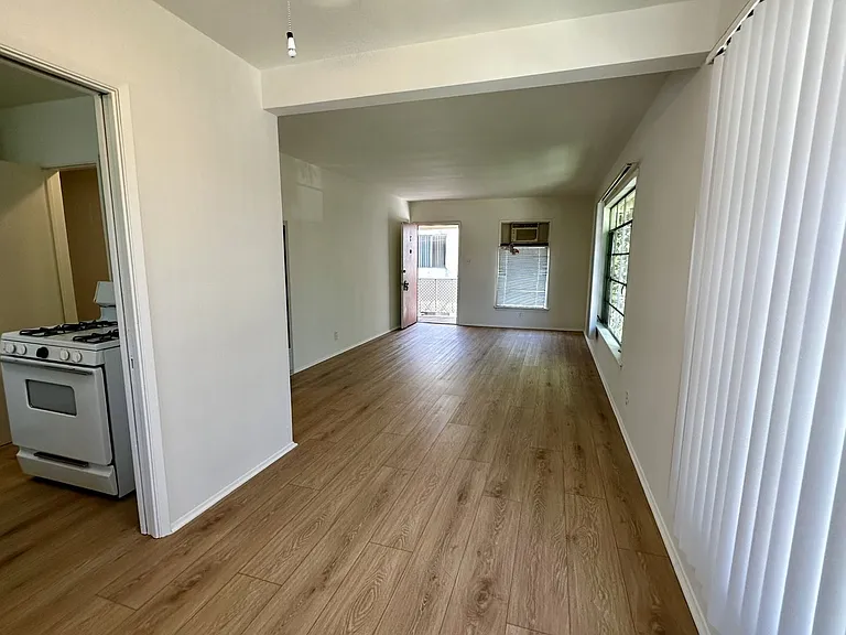 340 N Isabel St — Photo 8