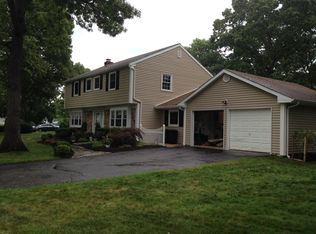 6 Wycomb Ct, Coram, NY 11727