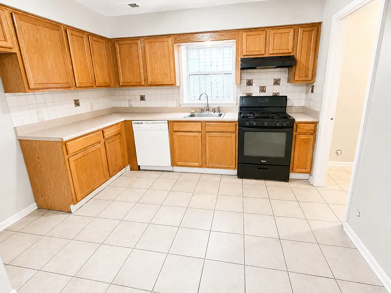 132 Fabyan Pl #1B — Photo 2