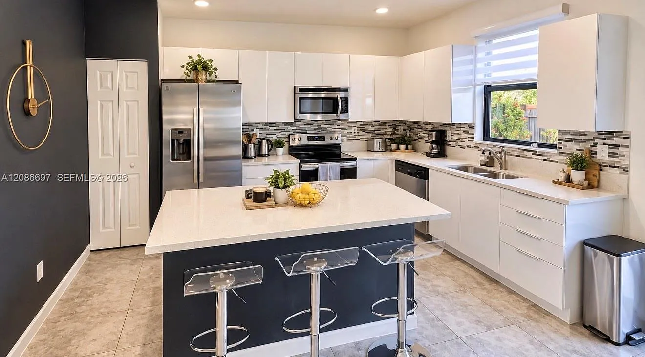 Century Townhomes At Bird — Photo 2