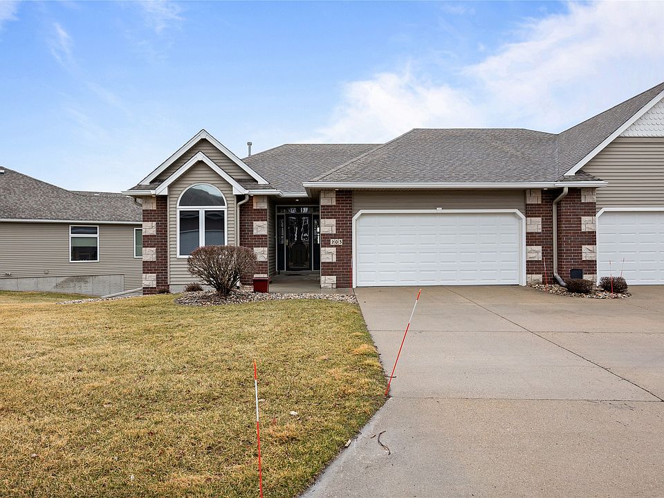 1st image of 203 NE Eaglewood Dr