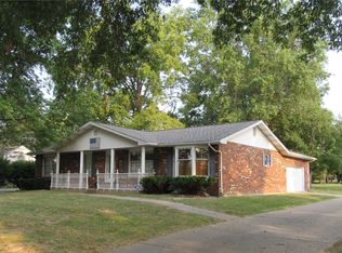 802 Enos Ln, Godfrey, IL 62035