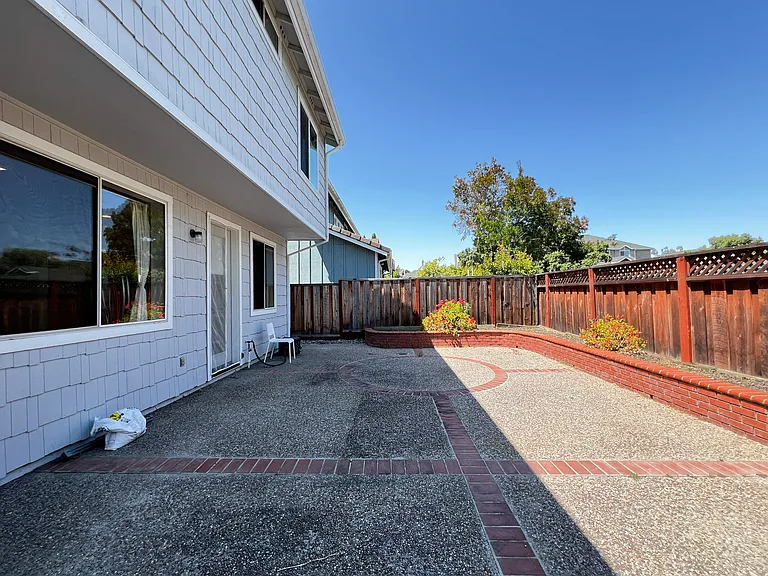 124 Northampton Ln — Photo 19