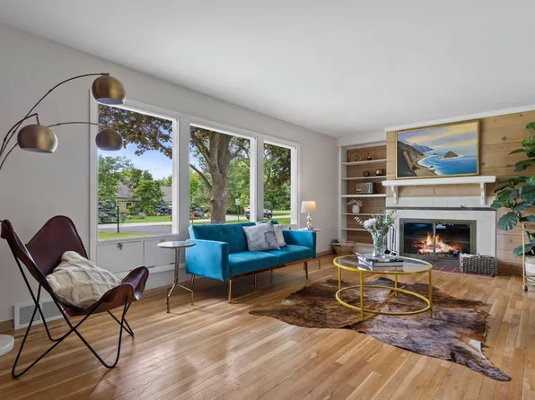 9122 North Lake DRIVE, Bayside, WI 53217