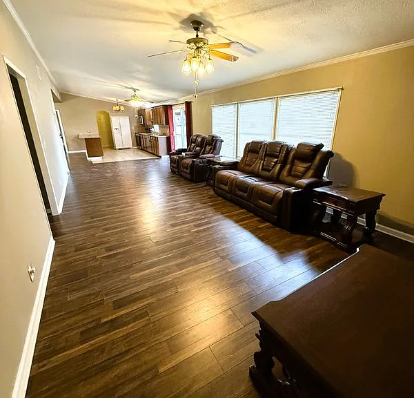 212 Thornton Ln — Photo 10