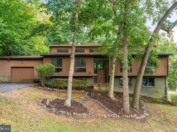 5275 Navaho Dr, Alexandria, VA 22312