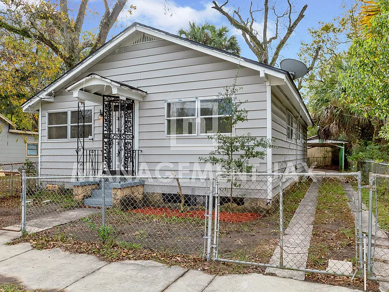 1464 W 6th St — Photo 1