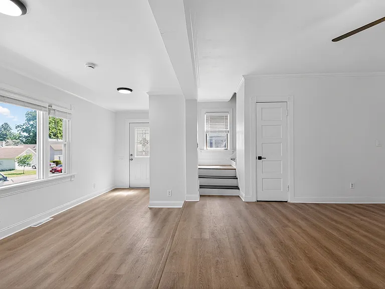 408 E Geneva St — Photo 22