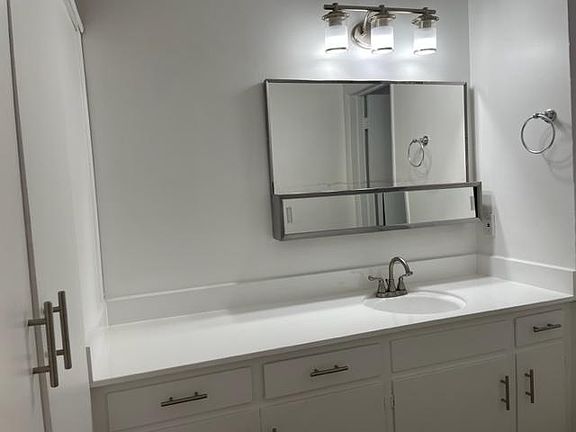5th image of 2624 Marathon St