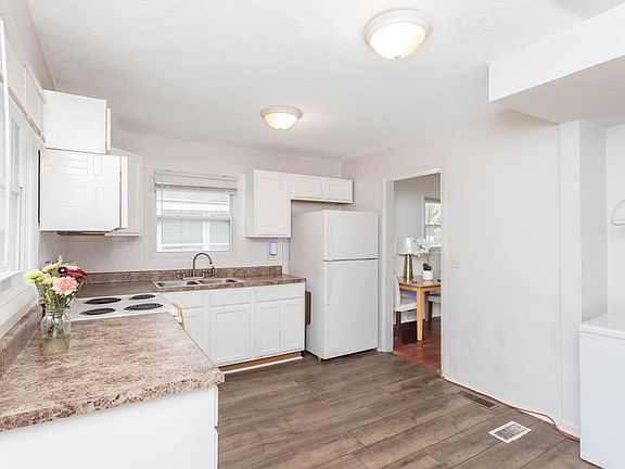 5th image of 4624 Woodcroft Ave