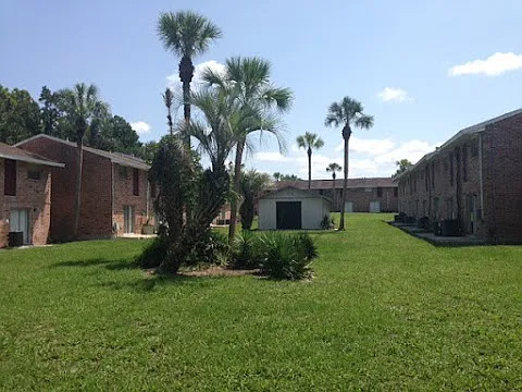 Lake Park Colonial Apartments — Photo 13