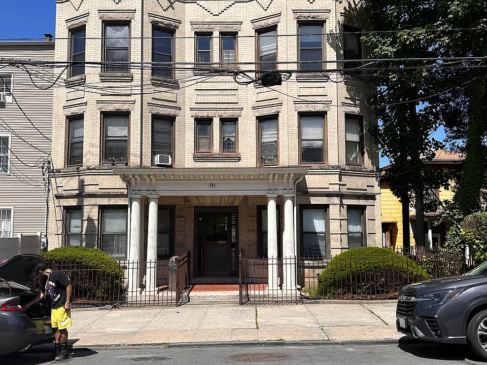 201 N Broadway #3S
