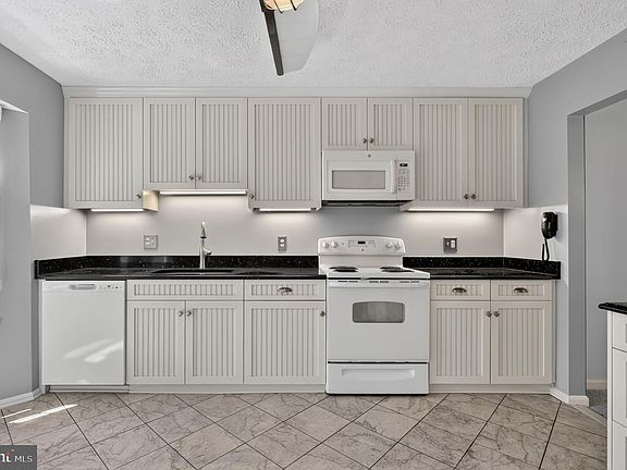 5th image of 870 Bayridge Dr