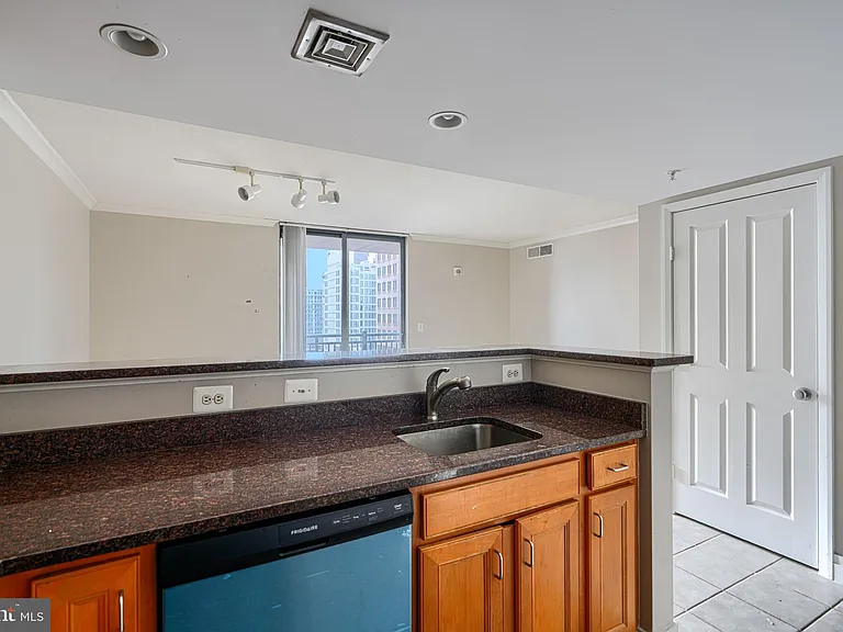 414 Water St #1404 — Photo 13