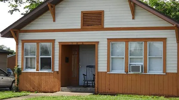 306 E College St — Photo 1