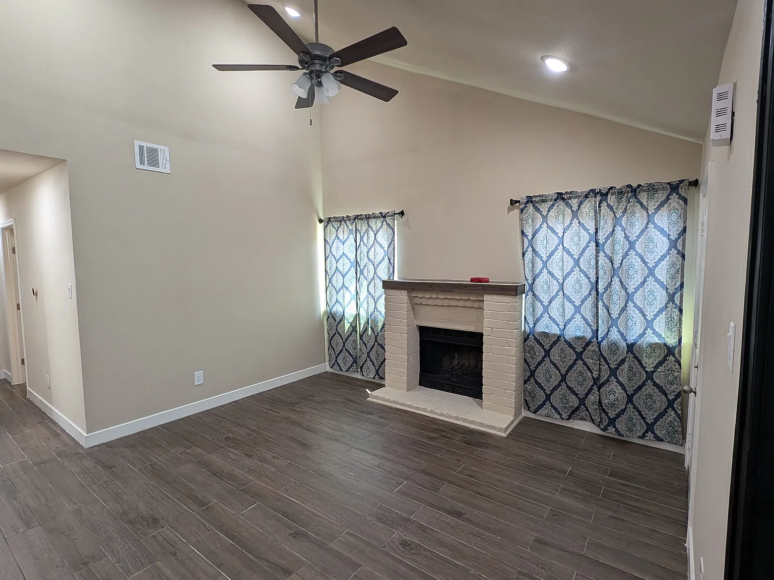 3 bed, 1200 sqft, $1,895 — Photo 2