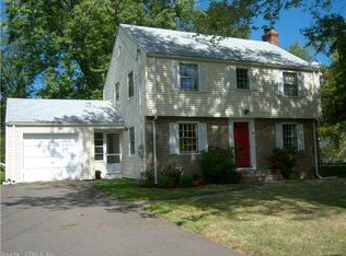 38 Iroquois Rd, West Hartford, CT 06117