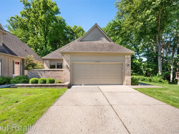 24585 Edgewood Dr, Novi, MI 48374