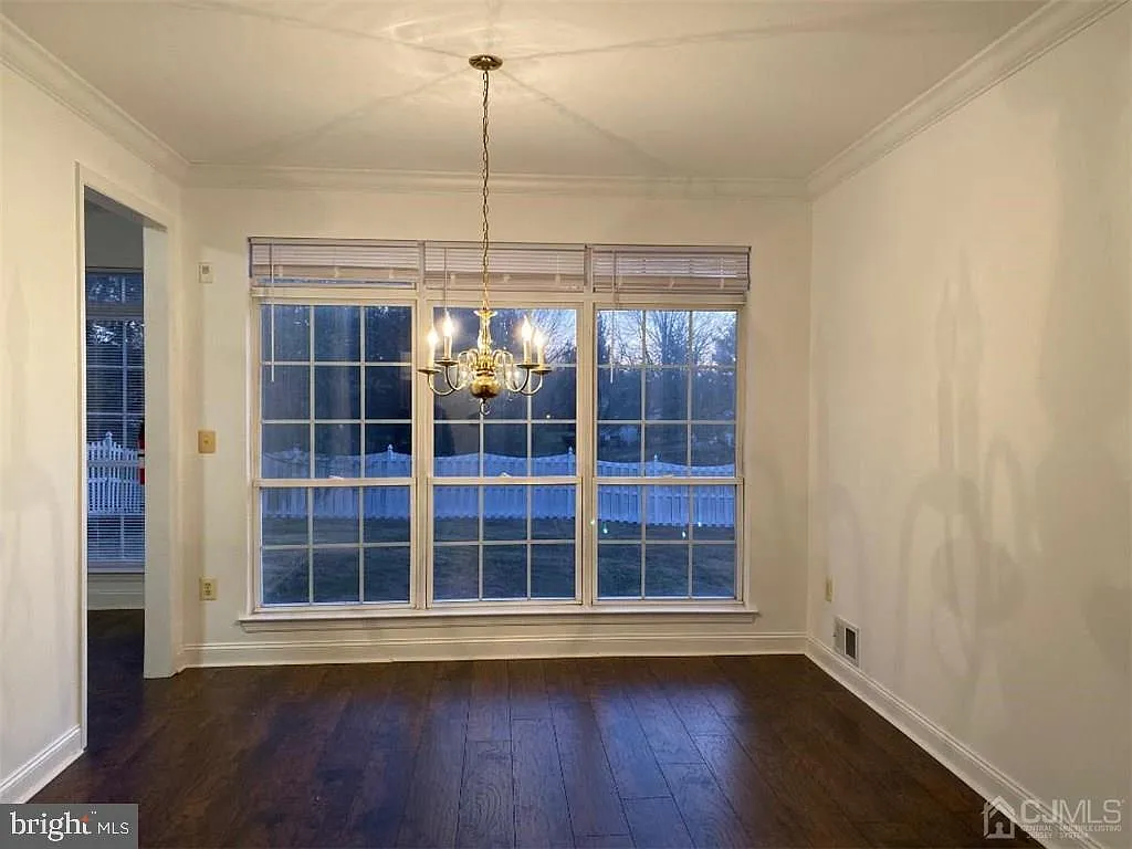 4 bed, 2.5 bath, 2262 sqft, $5,200 — Photo 2