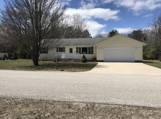 7180 N Lakeview St, Engadine, MI 49762