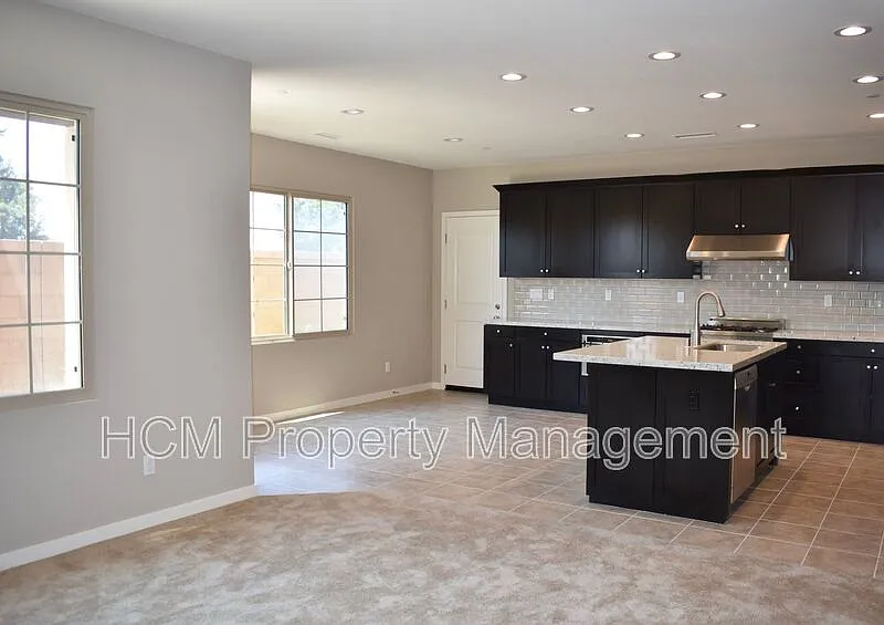 3 bed, 2.5 bath, 1646 sqft, $4,595 — Photo 4
