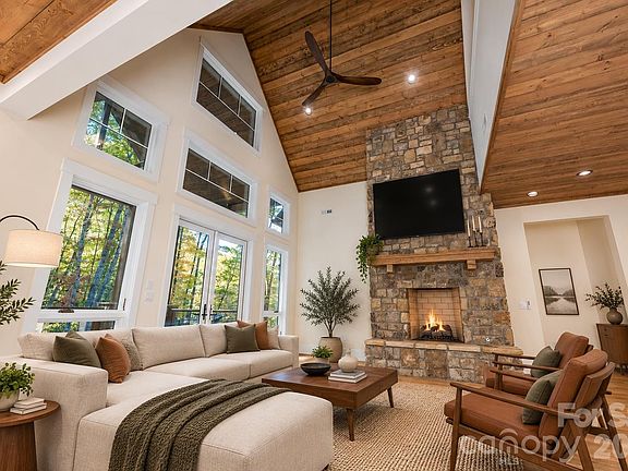 4th image of 676 Arlington Rd