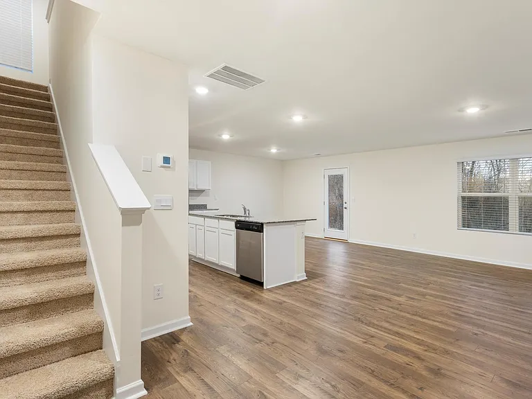196 Quarter St — Photo 16