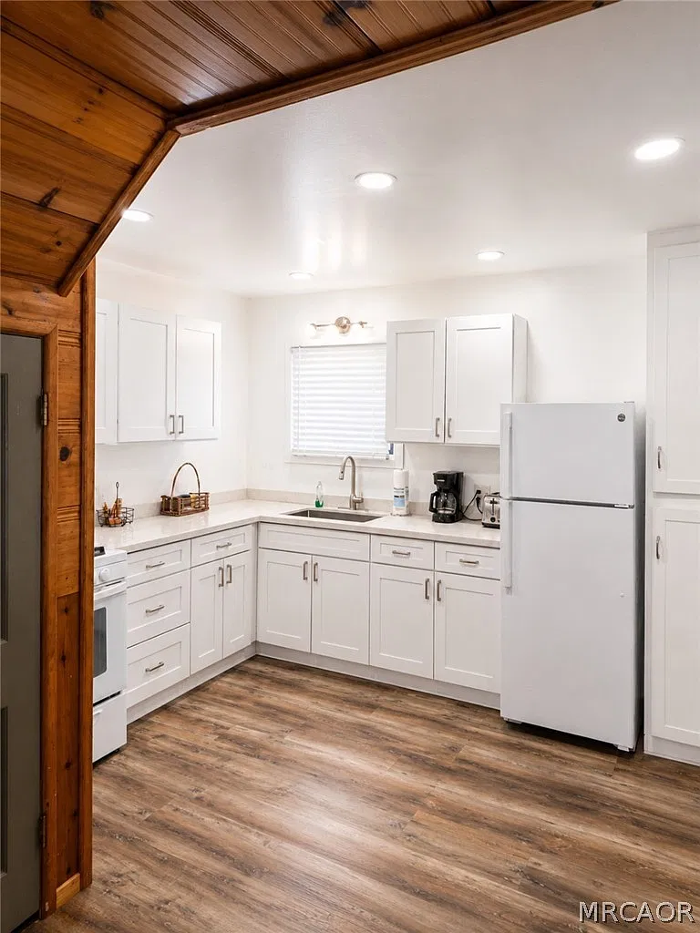 3 bed, 1.5 bath, 1200 sqft, $2,395 — Photo 2