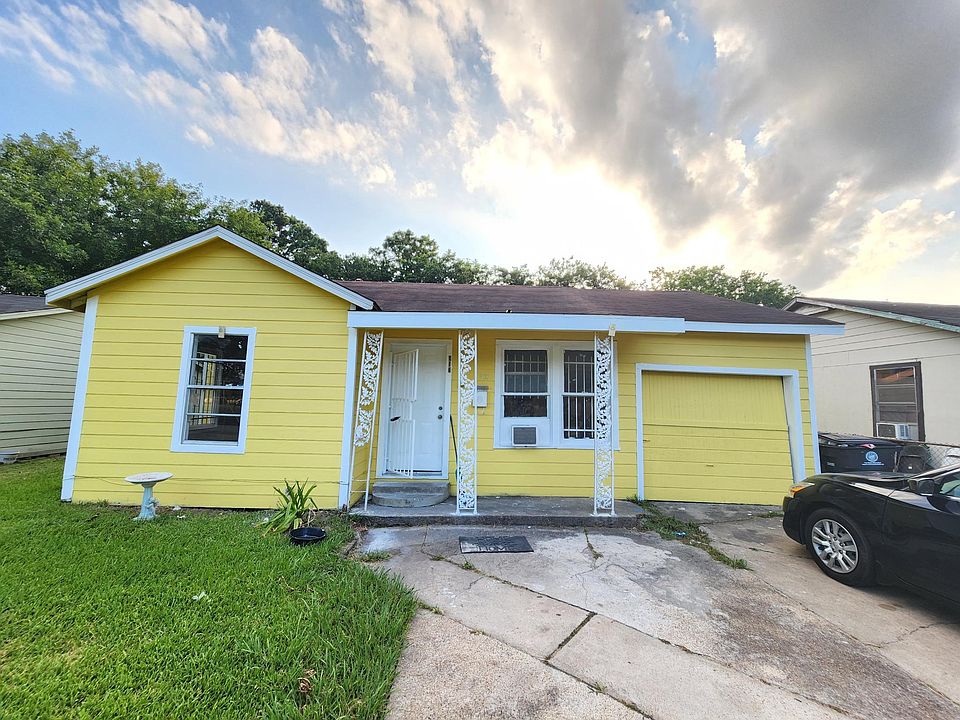 Front of the property with Driveway