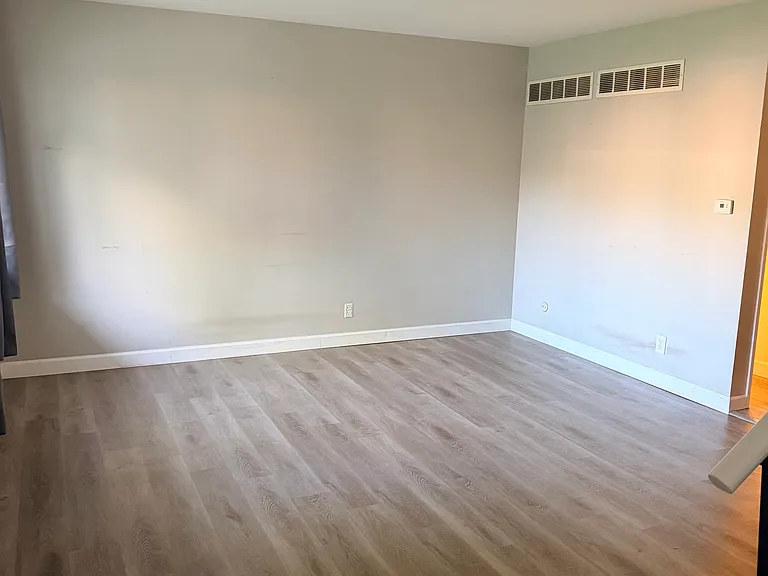1017 Lafayette Ct — Photo 2