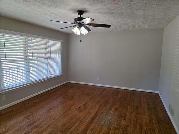 4th image of 1695 Underwood Dr SE