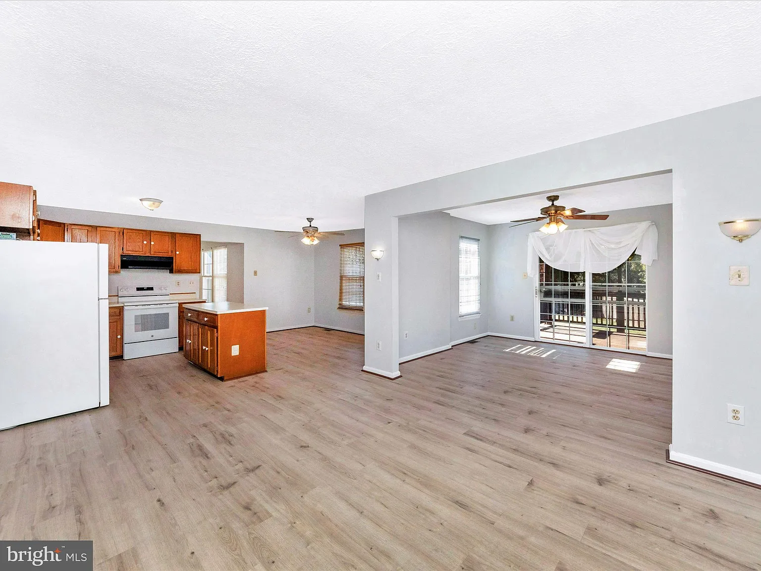 4 bed, 3.5 bath, 2112 sqft, $3,400 — Photo 2