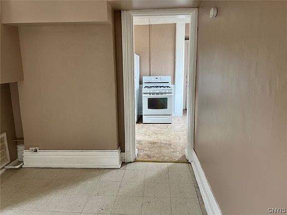 2nd image of 709 Noyes St