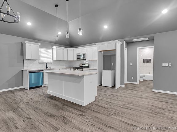 4th image of 1024 E Pfendler Ave