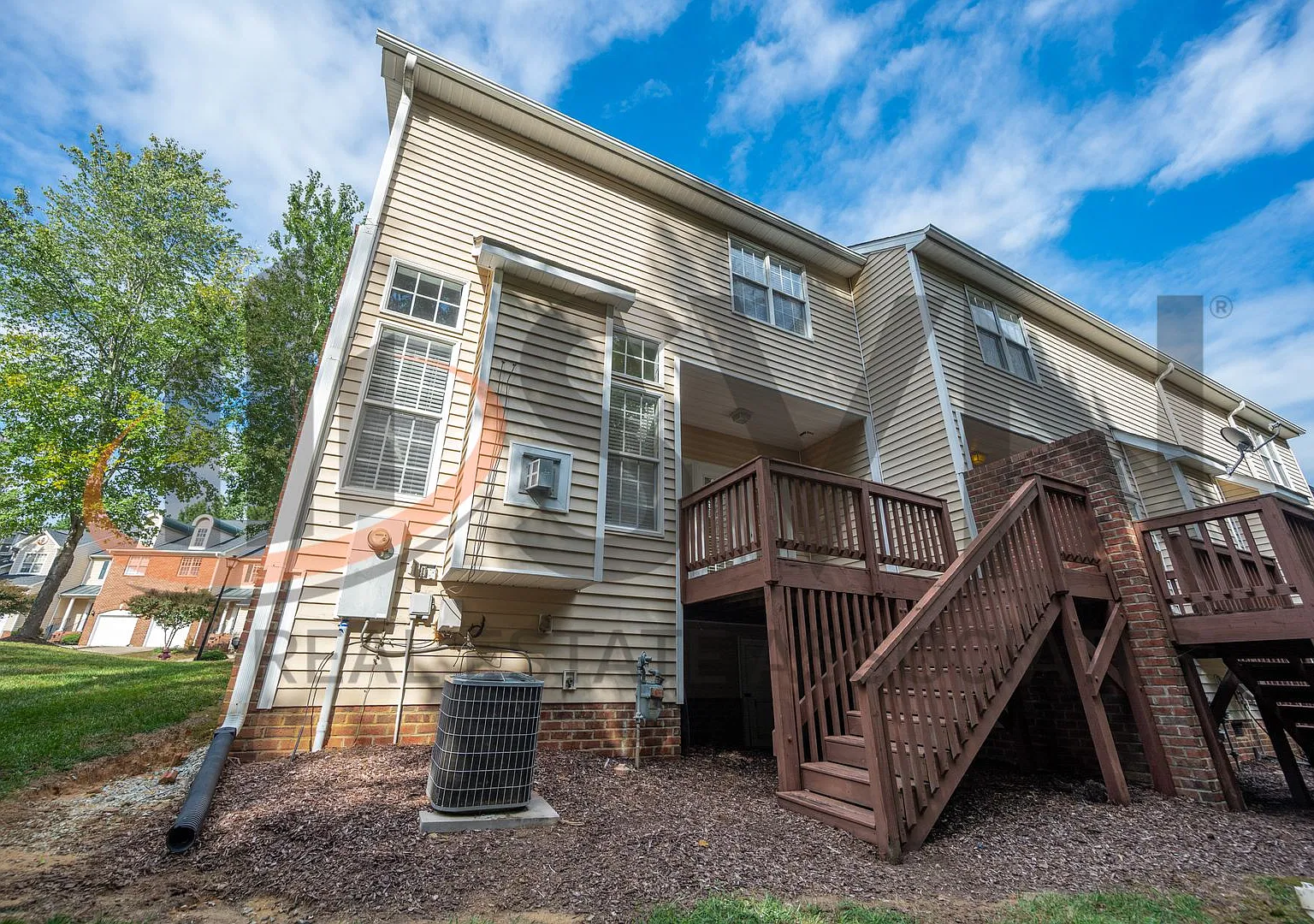 Spacious 3BR, 2.5BA End-Unit Townhome! — Photo 3
