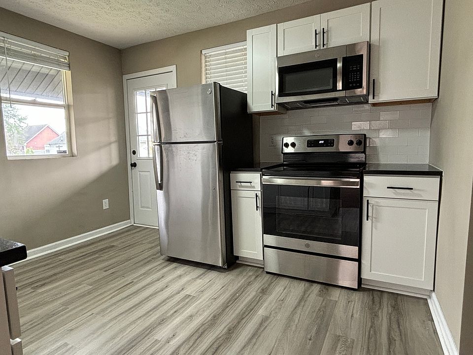 Kitchen/ Entryway