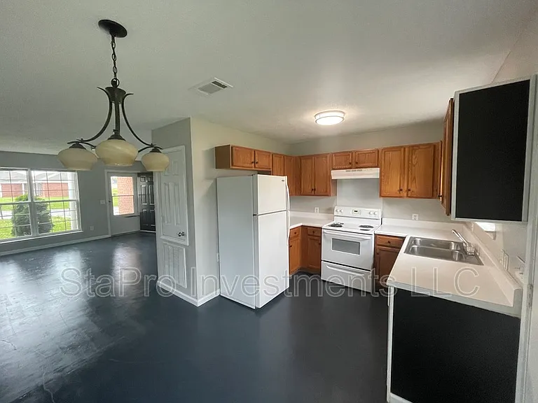 110 Village Pl — Photo 2