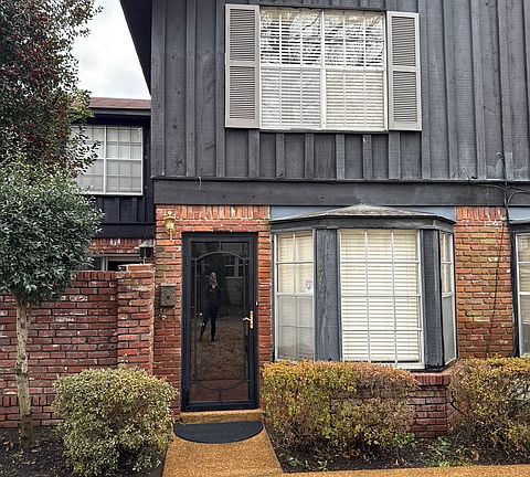 2nd image of 211 S Idlewild St