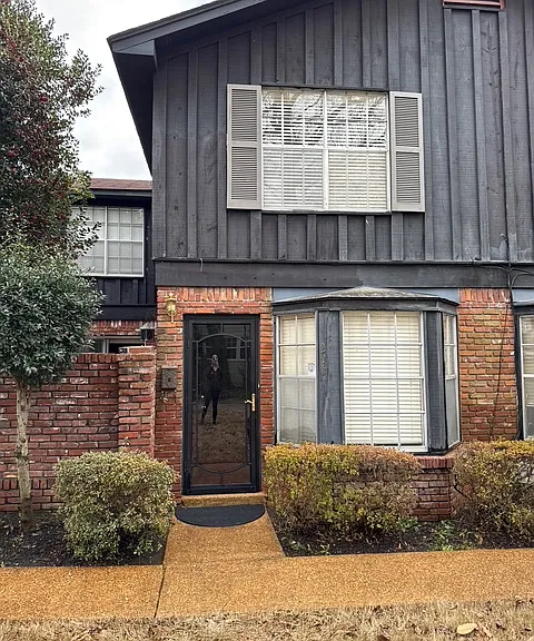 211 S Idlewild St — Photo 2