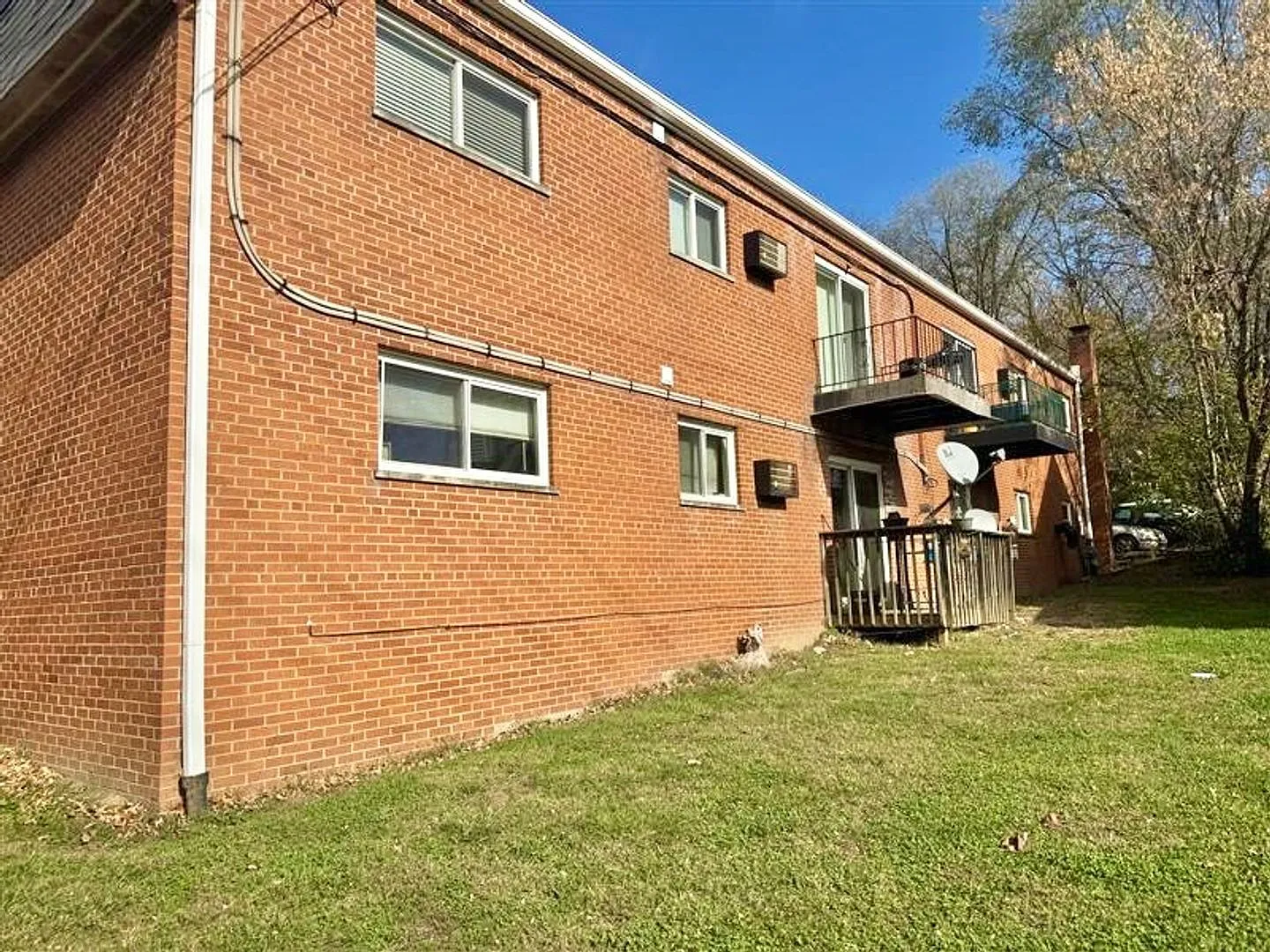 2 bed, 1.0 bath, $985 — Photo 2
