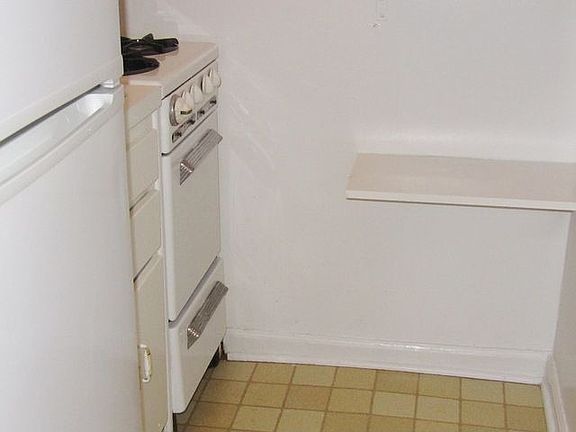 3rd image of 11 Bryant Cres APT 1H