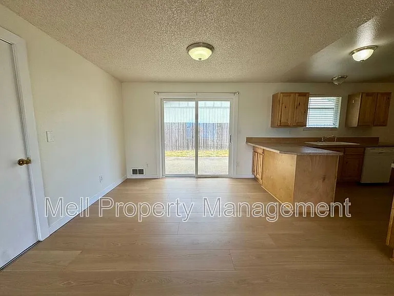 222 E I St — Photo 4