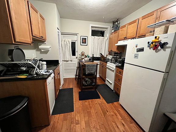 2nd image of 222 Hanover St #5