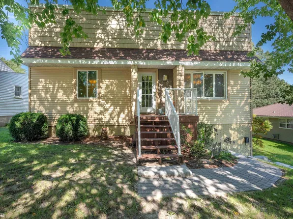 712 6th St, Traer, IA 50675