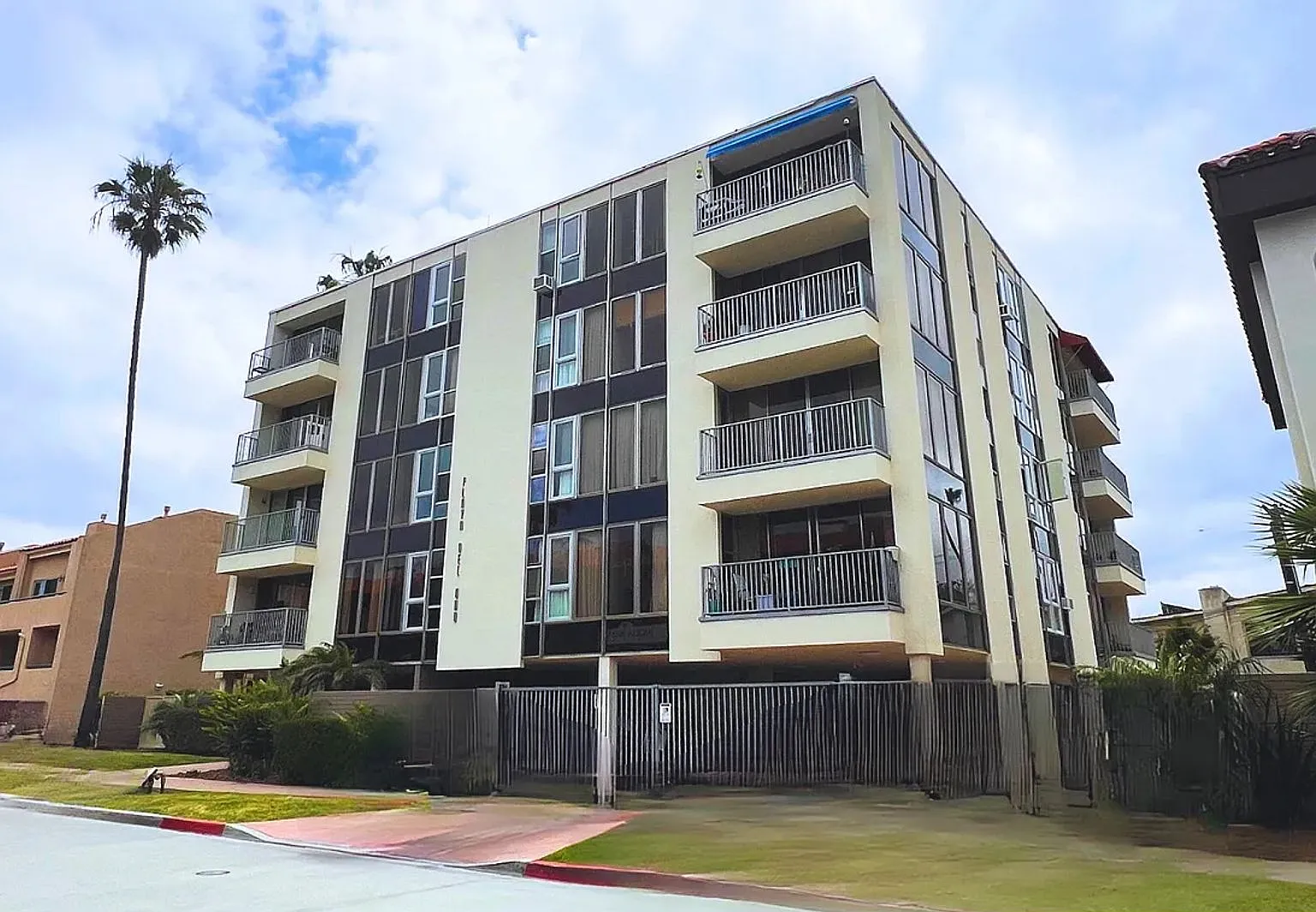 Playa de Oro Apartments — Photo 3